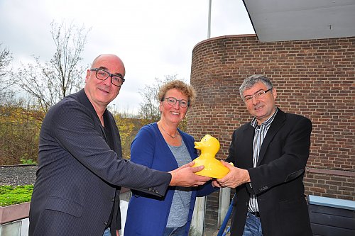 Das WLT überreicht Silvia Engemann, Fachdienst Caritaskoordination, das Geld in der Spendenente. (Foto: Ruhr-Nachrichten, Giustolisi)