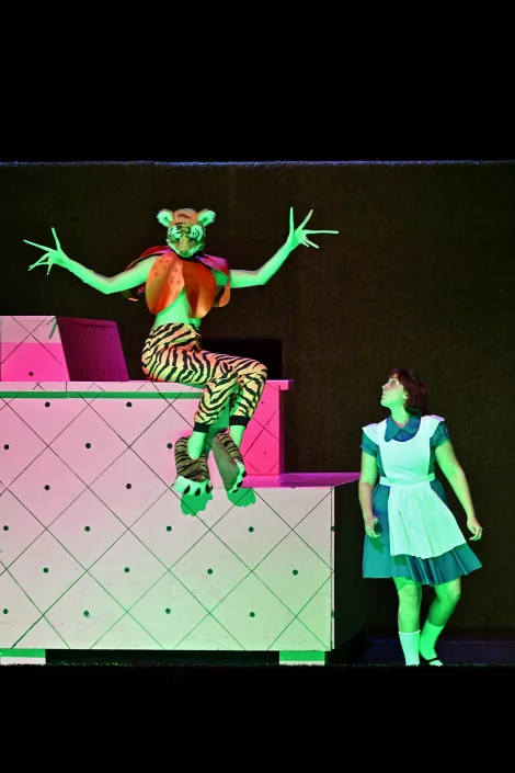 Szenenbild alice im – Bild von wunderland 2 volker beushausen 2