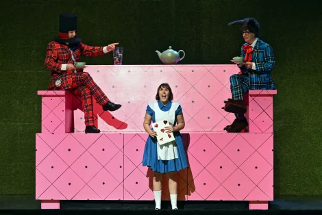 Szenenbild alice im – Bild von wunderland 5 volker beushausen 2