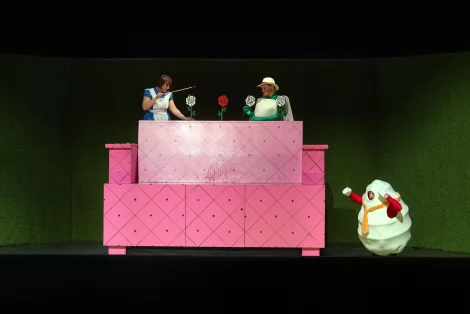 Szenenbild alice im – Bild von wunderland 6 volker beushausen 1