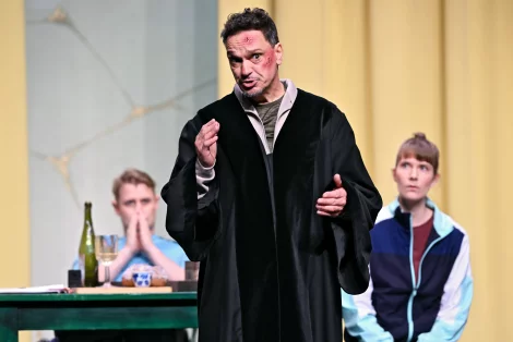 Szenenbild der zerbrochne – Bild von krug 13