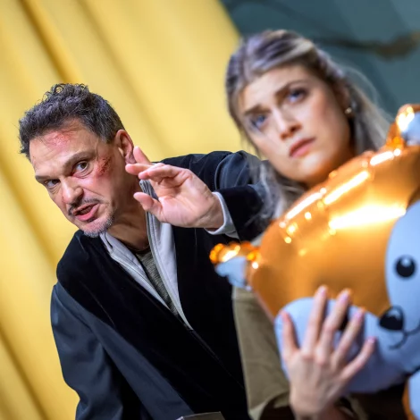 Szenenbild der zerbrochne – Bild von krug 15 volker beushause 1