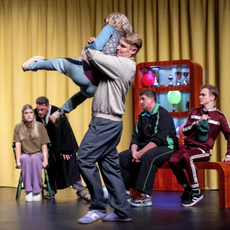 Szenenbild der zerbrochne – Bild von krug 16 volker beushause 1