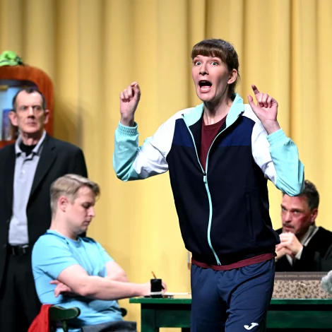 Szenenbild der zerbrochne – Bild von krug 18 volker beushause 1