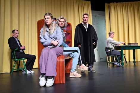 Szenenbild der zerbrochne – Bild von krug 2