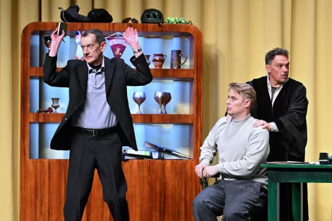 Szenenbild der zerbrochne – Bild von krug 4