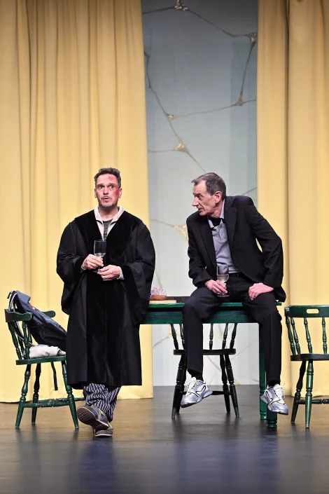 Szenenbild der zerbrochne – Bild von krug 6