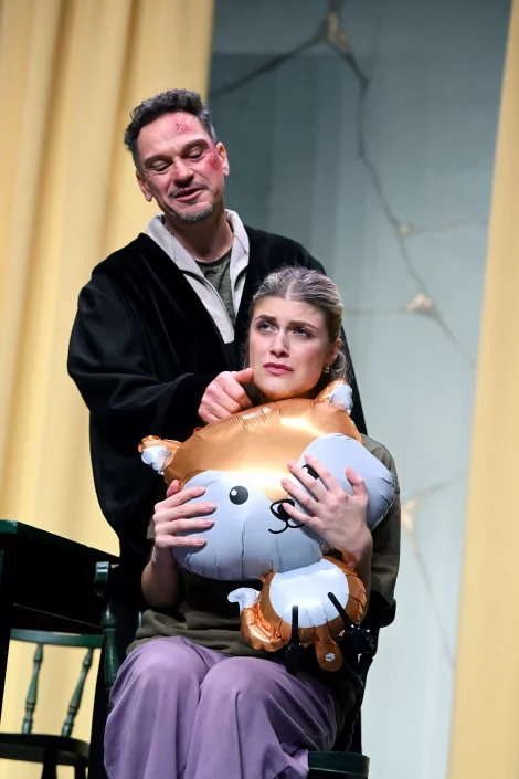 Szenenbild der zerbrochne – Bild von krug 7