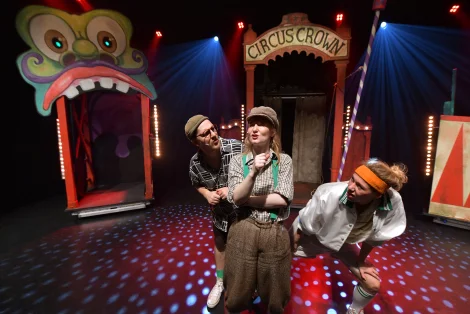 Szenenbild die drei – Bild von fragezeichen kids- zirkues der raetsel 10 volker beushausen