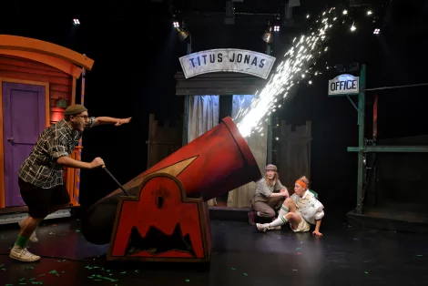 Szenenbild die drei – Bild von fragezeichen kids- zirkues der raetsel 14 volker beushausen