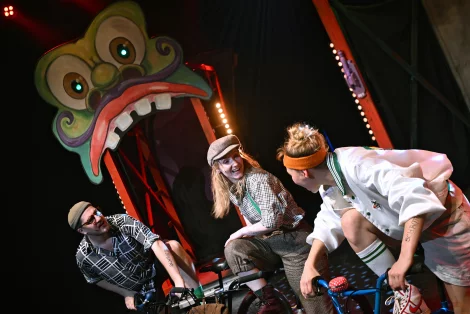 Szenenbild die drei – Bild von fragezeichen kids- zirkues der raetsel 3 volker beushausen