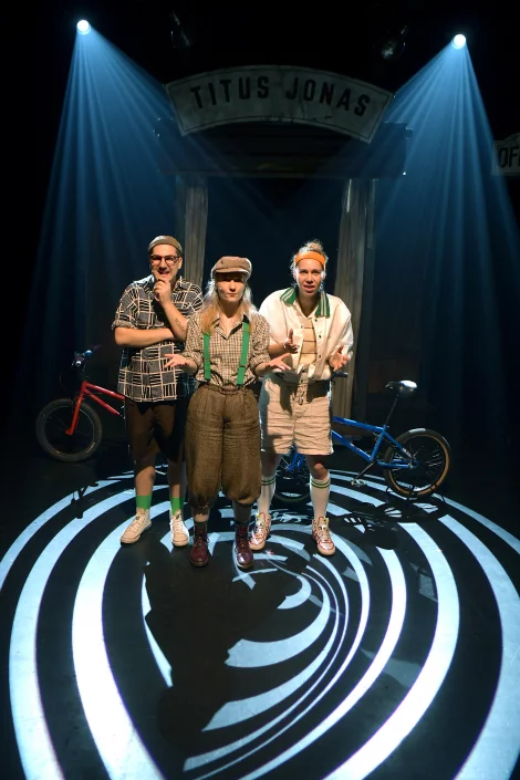 Szenenbild die drei – Bild von fragezeichen kids- zirkues der raetsel 9 volker beushausen