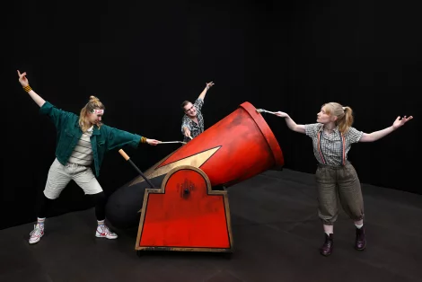 Szenenbild die drei – Bild von fragezeichen kids- zirkus der raetsel probenfotos volker beushausen 2